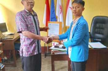 Penyerahan Produk Hasil Penelitian ke Sekolah Mitra